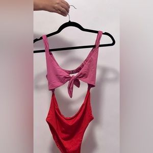 Colour blocked 1 piece bathing suit with center cut out